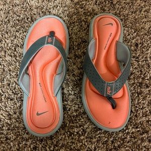 Like new Women’s Nike sandals - size 8